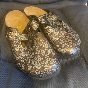 Birkenstock Brown Floral Print Clogs with Adjustable Buckle